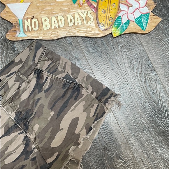 Express Camo Mid Rise Shorts - Picture 7 of 9